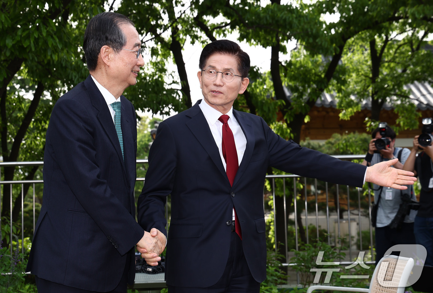 (서울=뉴스1) 김민지 기자 = 김문수 국민의힘 대통령 후보와 한덕수 무소속 대선 예비후보가 8일 서울 국회 사랑재에 위치한 커피숍에서 후보 단일화 관련 회동을 하고 있다. 202 …