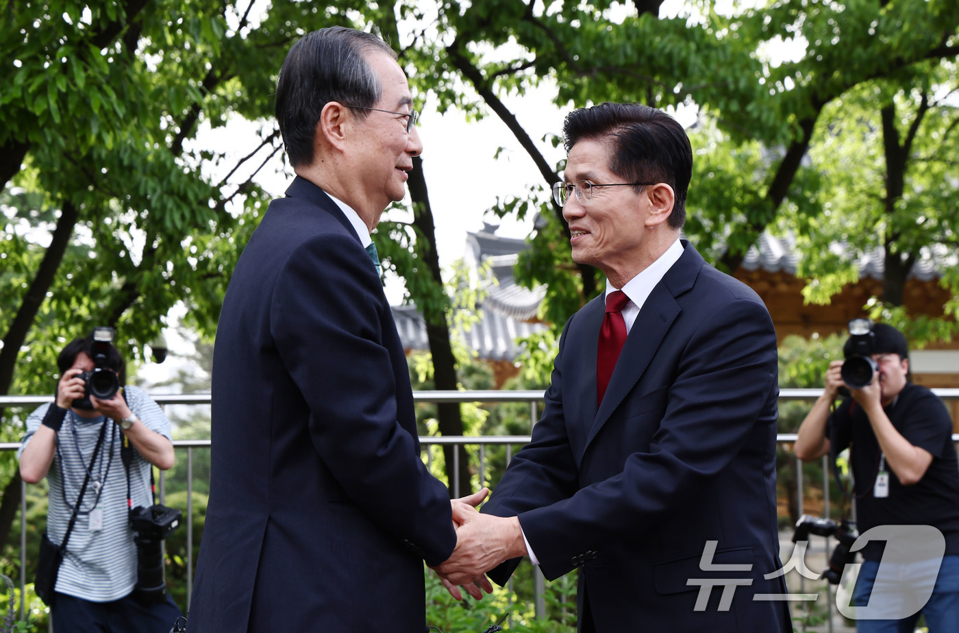 (서울=뉴스1) 김민지 기자 = 김문수 국민의힘 대통령 후보와 한덕수 무소속 대선 예비후보가 8일 서울 국회 사랑재에 위치한 커피숍에서 후보 단일화 관련 회동을 하고 있다. 202 …