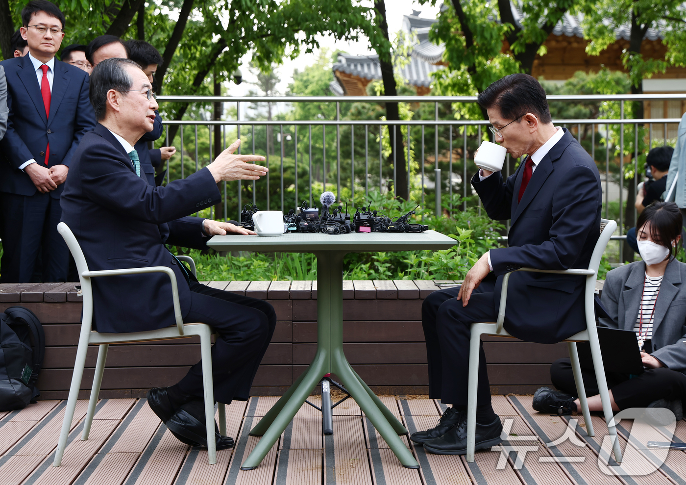 (서울=뉴스1) 김민지 기자 = 김문수 국민의힘 대통령 후보와 한덕수 무소속 대선 예비후보가 8일 서울 국회 사랑재에 위치한 커피숍에서 후보 단일화 관련 회동을 하고 있다. 202 …