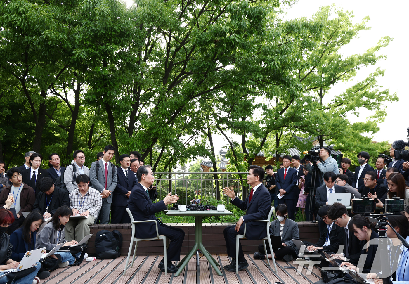 (서울=뉴스1) 김민지 기자 = 김문수 국민의힘 대통령 후보와 한덕수 무소속 대선 예비후보가 8일 서울 국회 사랑재에 위치한 커피숍에서 후보 단일화 관련 회동을 하고 있다. 202 …