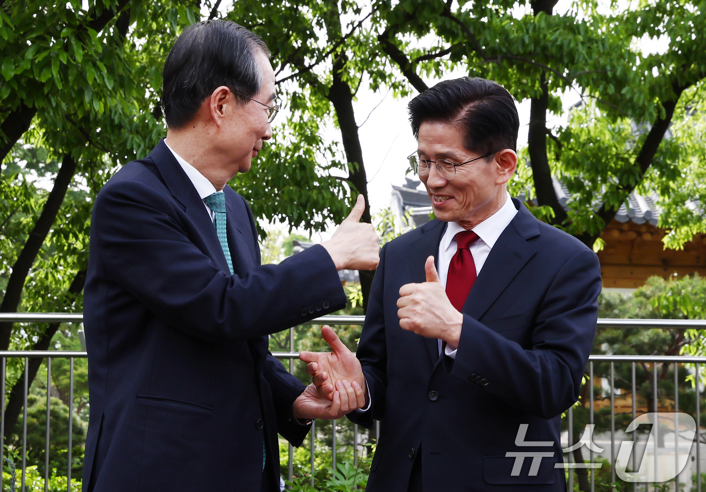 (서울=뉴스1) 김민지 기자 = 김문수 국민의힘 대통령 후보와 한덕수 무소속 대선 예비후보가 8일 서울 국회 사랑재에 위치한 커피숍에서 후보 단일화 관련 회동을 하고 있다. 202 …