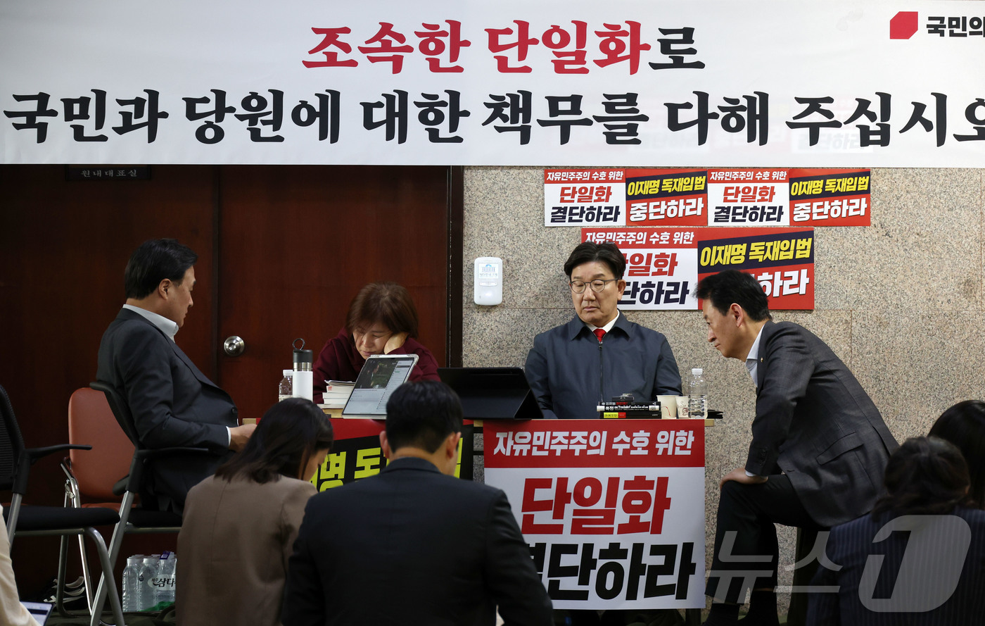 (서울=뉴스1) 김민지 기자 = 김문수 국민의힘 대통령 후보와 한덕수 무소속 대선 예비후보간 단일화를 촉구하는 단식 농성 중인 권성동 국민의힘 원내대표가 8일 서울 여의도 국회 원 …