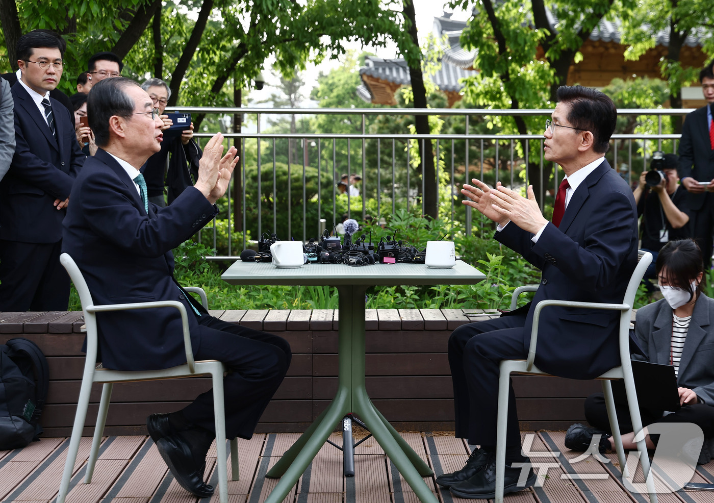 (서울=뉴스1) 김민지 기자 = 김문수 국민의힘 대통령 후보와 한덕수 무소속 대선 예비후보가 8일 서울 국회 사랑재에 위치한 커피숍에서 후보 단일화 관련 회동을 하고 있다. 202 …