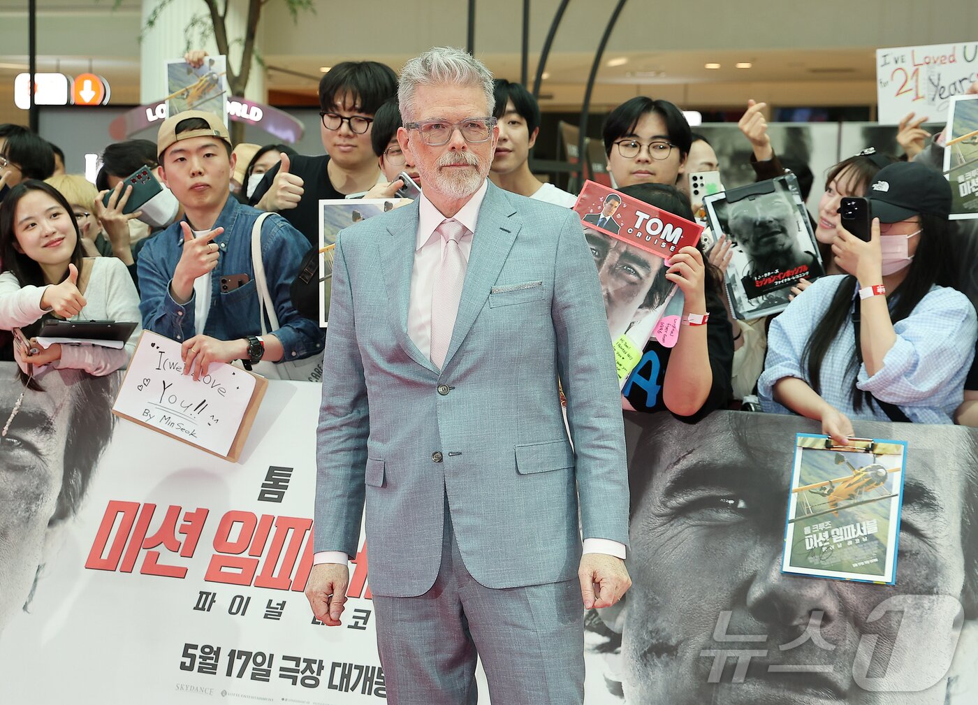 본문 이미지 - 스티브 맥쿼리 감독이 8일 오후 서울 송파구 롯데월드 아이스링크에서 열린 영화 &#39;미션 임파서블: 파이널 ‘레코딩 레드카펫 행사에서 포즈를 취하고 있다. 025.5.8/뉴스1 ⓒ News1 김진환 기자