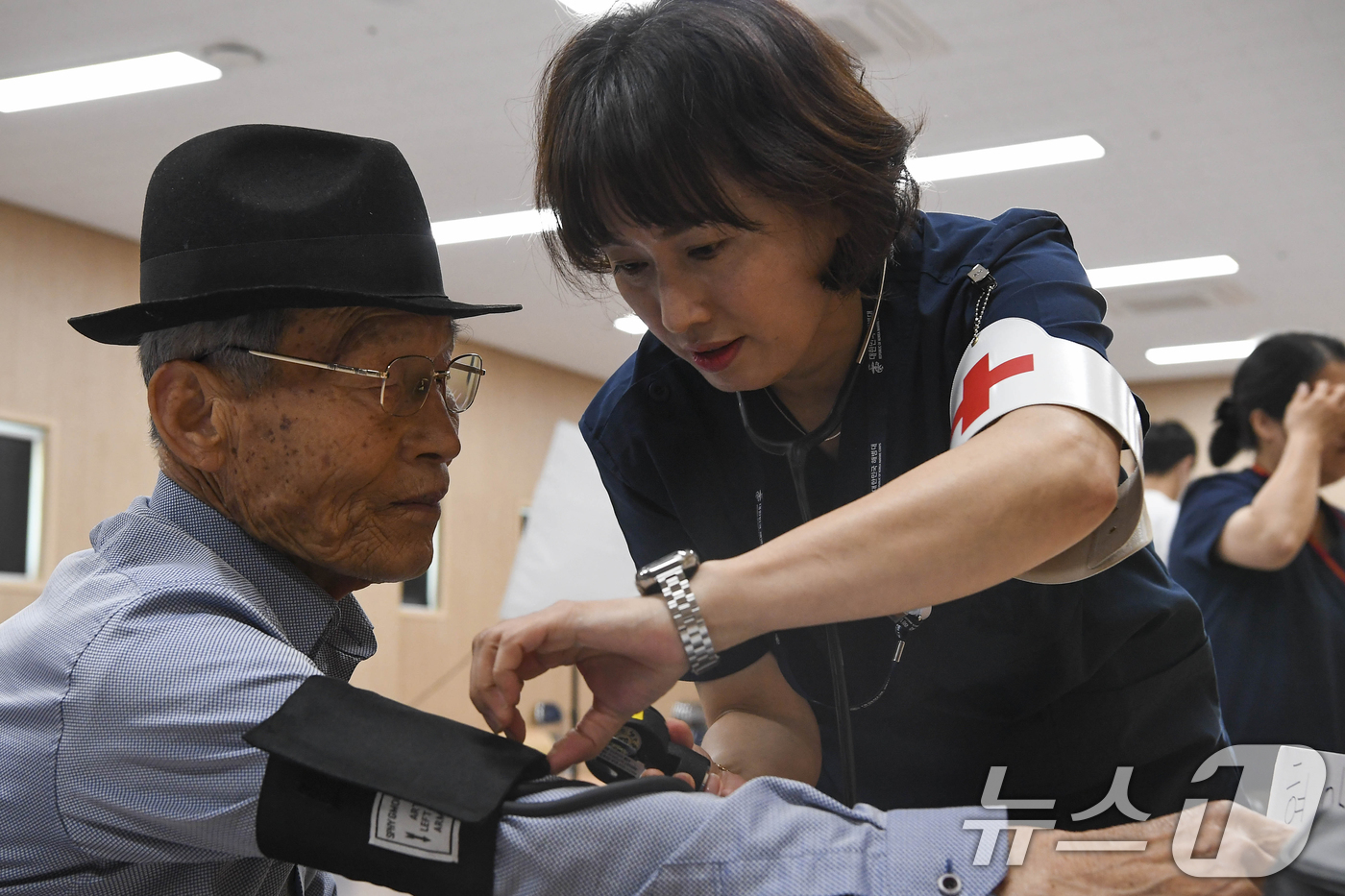 (포항=뉴스1) 최창호 기자 = 8일 헤병대 1사단이 가정의 달을 맞아 경북 포항시 복지시설 등에서 의료대민 서비스와 환경정화 등 봉사활동으로 이웃사랑을 실천하고 있다.(해병대 1 …