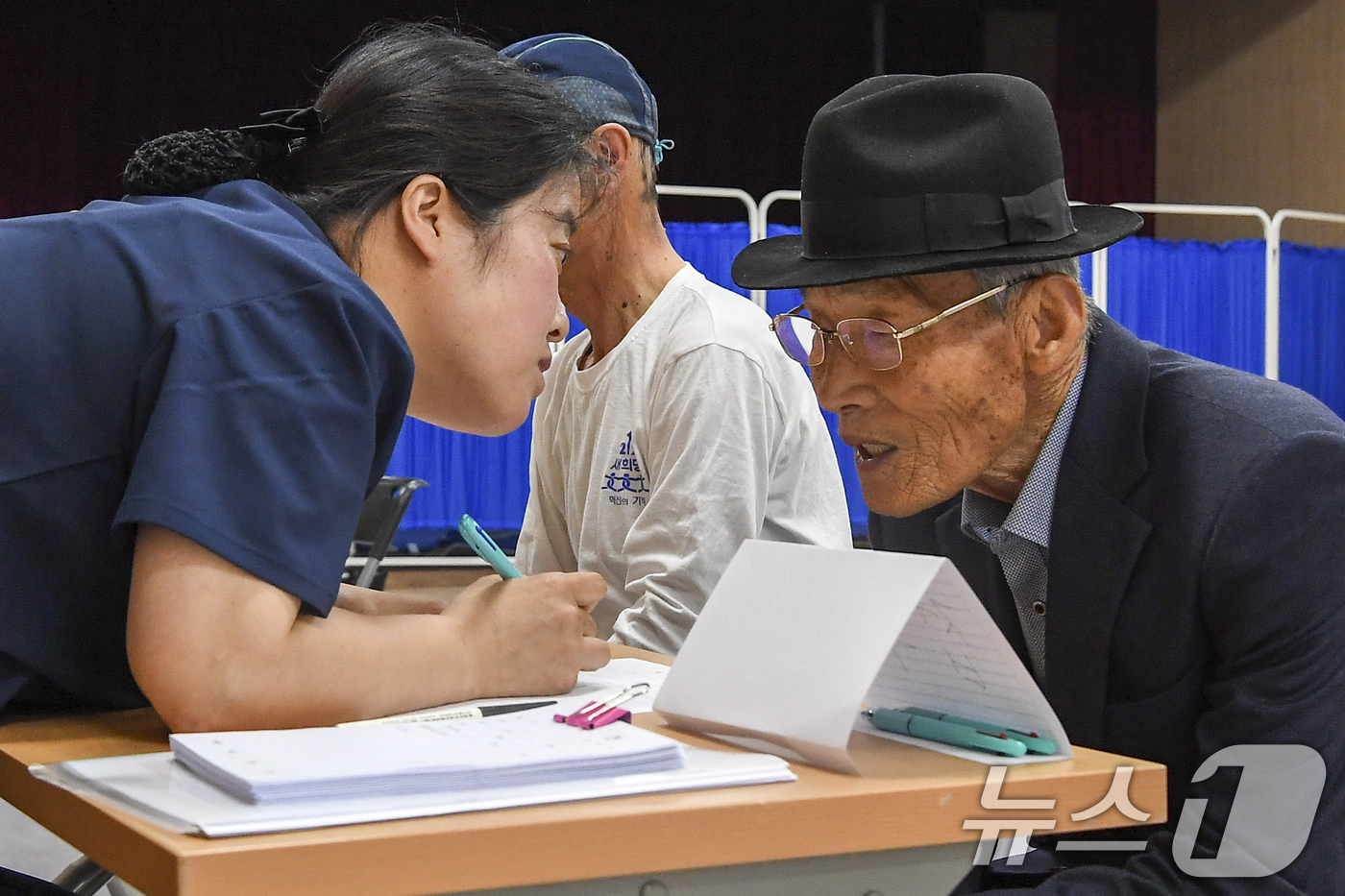 (포항=뉴스1) 최창호 기자 = 8일 헤병대 1사단이 가정의 달을 맞아 경북 포항시 복지시설 등에서 의료대민 서비스와 환경정화 등 봉사활동으로 이웃사랑을 실천하고 있다.(해병대 1 …
