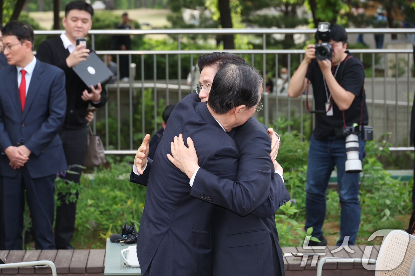 (서울=뉴스1) 안은나 기자 = 김문수 국민의힘 대통령 후보와 한덕수 무소속 대선 예비후보가 8일 오후 서울 여의도 국회 강변서재에서 '후보 단일화' 회동을 마친 뒤 포옹하고 있다 …