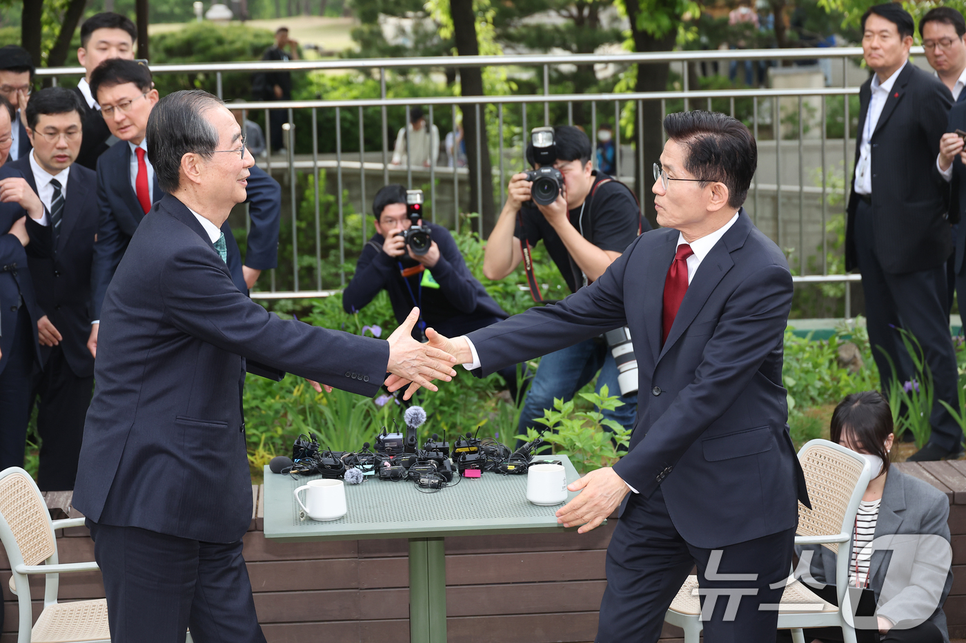 (서울=뉴스1) 안은나 기자 = 김문수 국민의힘 대통령 후보와 한덕수 무소속 대선 예비후보가 8일 오후 서울 여의도 국회 강변서재에서 '후보 단일화' 회동을 마친 뒤 악수를 나누고 …