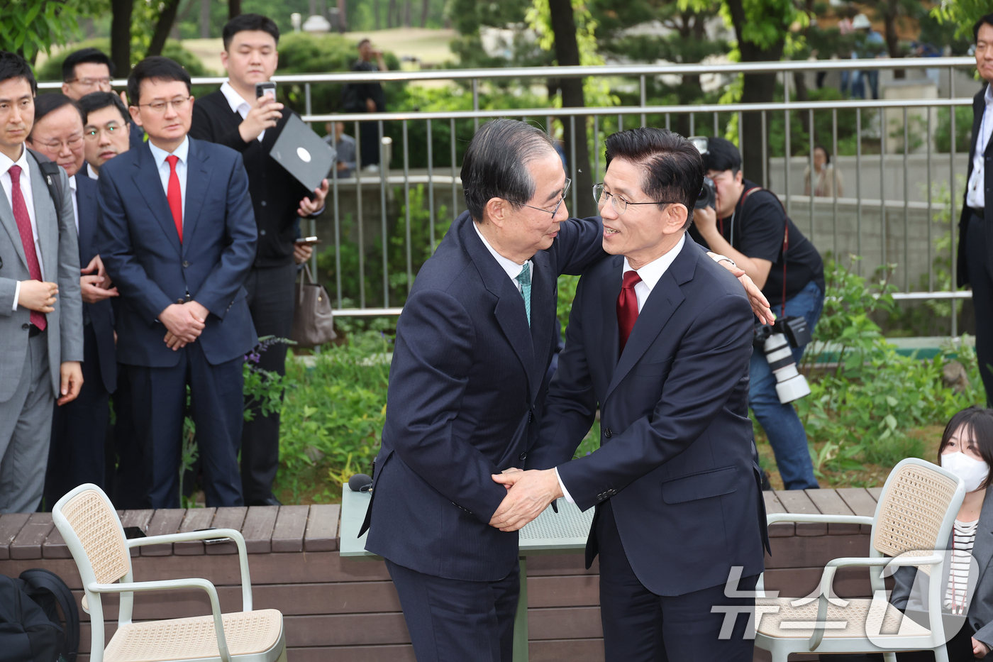 (서울=뉴스1) 안은나 기자 = 김문수 국민의힘 대통령 후보와 한덕수 무소속 대선 예비후보가 8일 오후 서울 여의도 국회 강변서재에서 '후보 단일화' 회동을 마친 뒤 포옹하고 있다 …