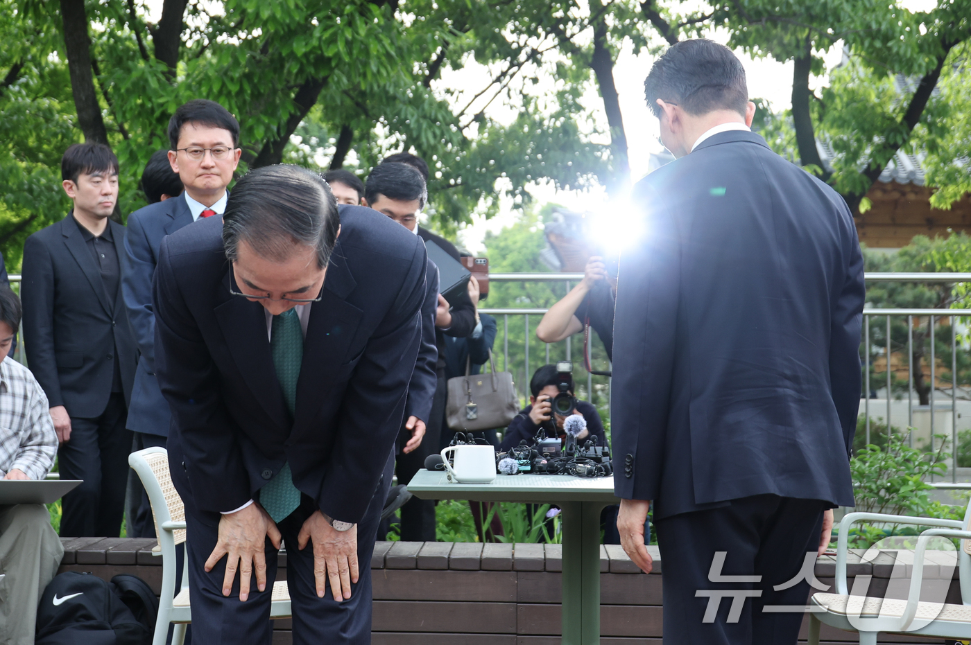 (서울=뉴스1) 안은나 기자 = 김문수 국민의힘 대통령 후보와 한덕수 무소속 대선 예비후보가 8일 오후 서울 여의도 국회 강변서재에서 '후보 단일화' 회동을 마친 뒤 참석자들을 향 …