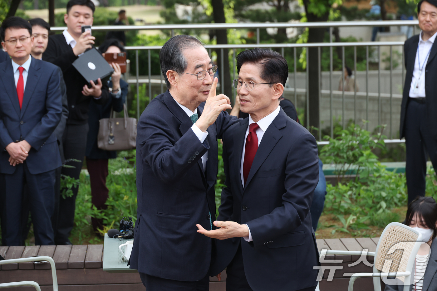 (서울=뉴스1) 안은나 기자 = 김문수 국민의힘 대통령 후보와 한덕수 무소속 대선 예비후보가 8일 오후 서울 여의도 국회 강변서재에서 '후보 단일화' 회동을 마친 뒤 포옹하고 있다 …