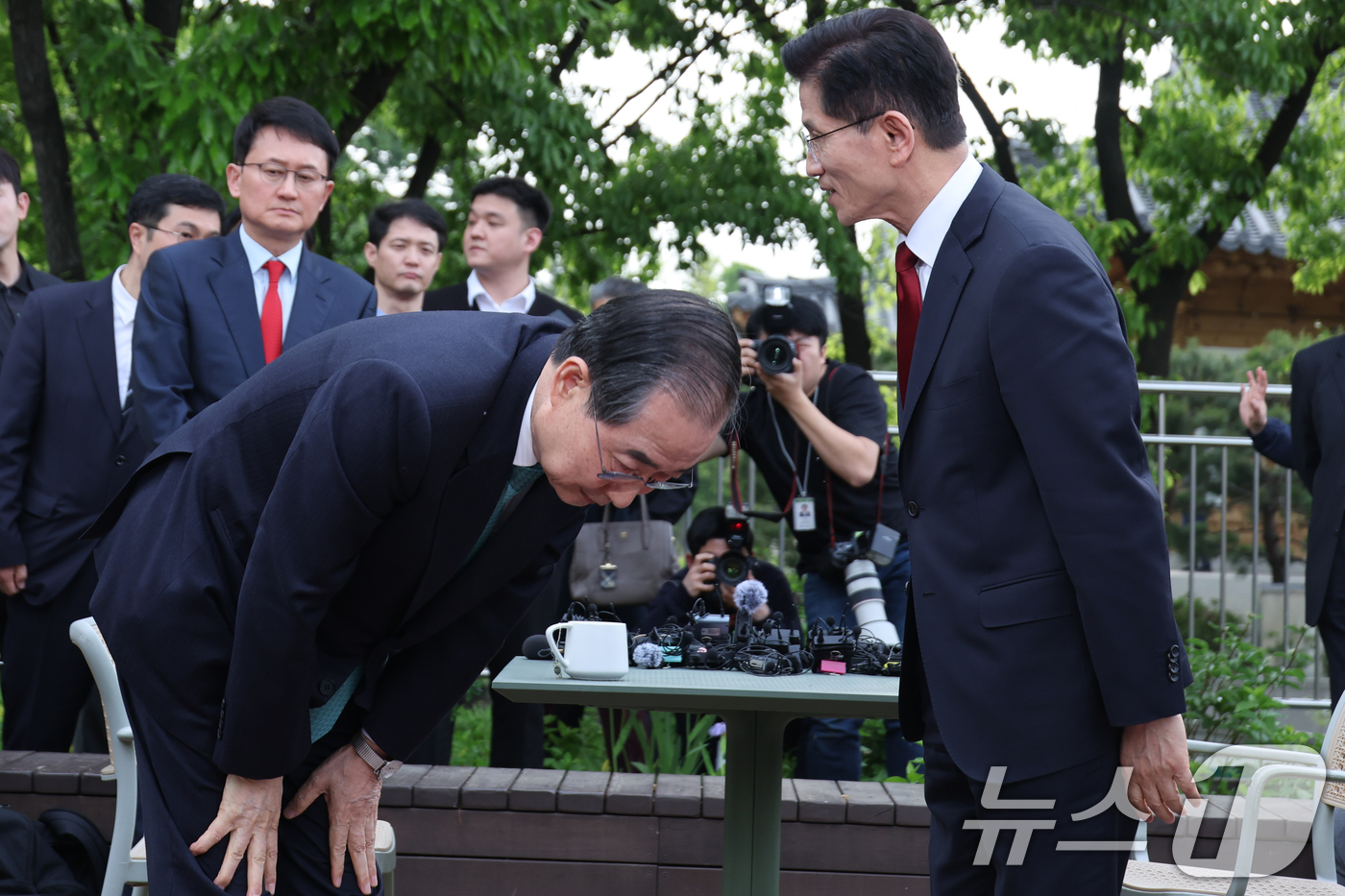 (서울=뉴스1) 안은나 기자 = 김문수 국민의힘 대통령 후보와 한덕수 무소속 대선 예비후보가 8일 오후 서울 여의도 국회 강변서재에서 '후보 단일화' 회동을 마친 뒤 참석자들을 향 …