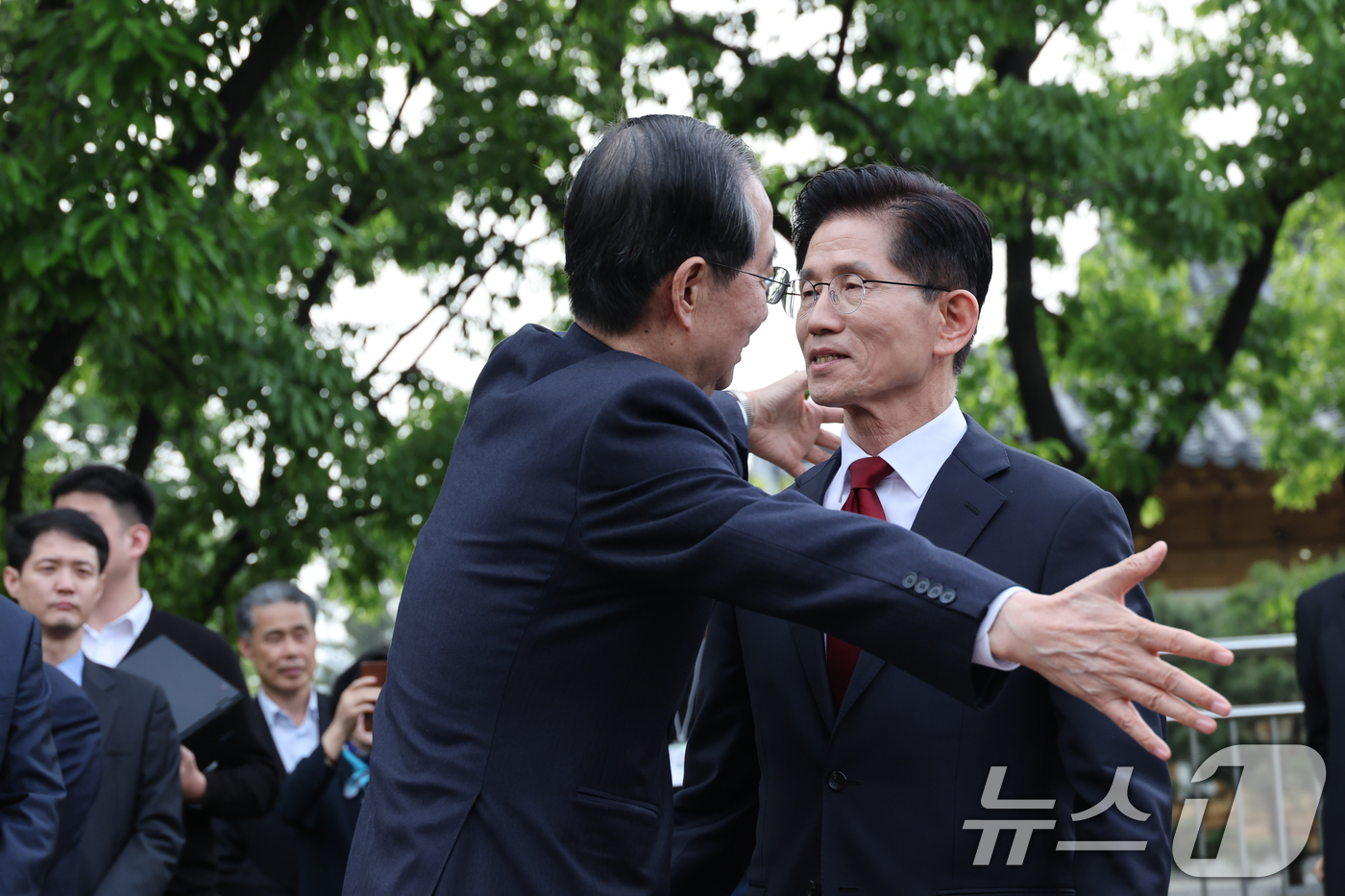 (서울=뉴스1) 안은나 기자 = 김문수 국민의힘 대통령 후보와 한덕수 무소속 대선 예비후보가 8일 오후 서울 여의도 국회 강변서재에서 '후보 단일화' 회동을 마친 뒤 포옹하고 있다 …