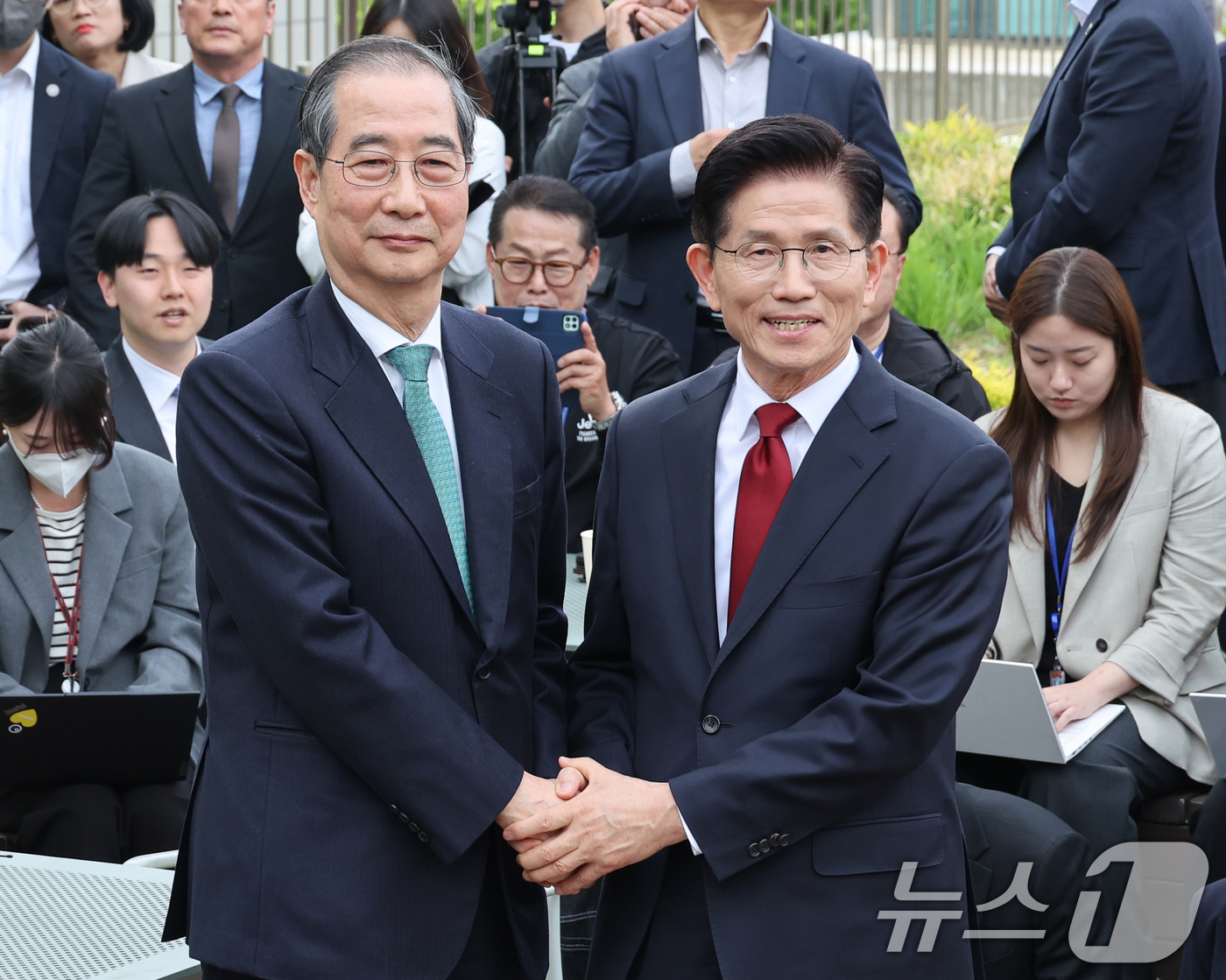(서울=뉴스1) 안은나 기자 = 김문수 국민의힘 대통령 후보와 한덕수 무소속 대선 예비후보가 8일 오후 서울 여의도 국회 강변서재에서 1:1 공개 회동에 앞서 악수하고 있다. 20 …