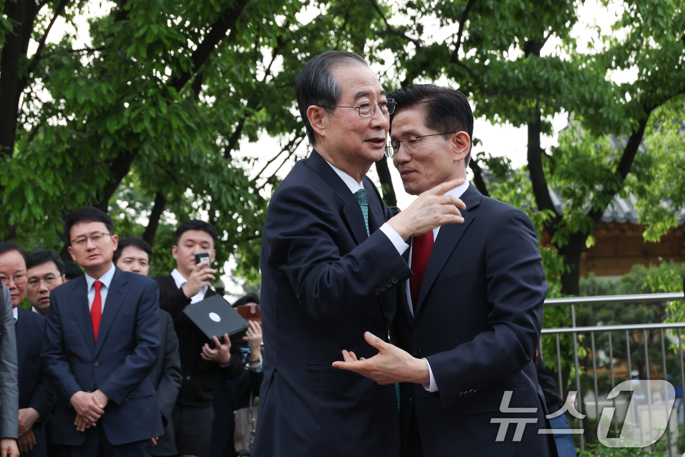 (서울=뉴스1) 안은나 기자 = 김문수 국민의힘 대통령 후보와 한덕수 무소속 대선 예비후보가 8일 오후 서울 여의도 국회 강변서재에서 '후보 단일화' 회동을 마친 뒤 포옹하고 있다 …