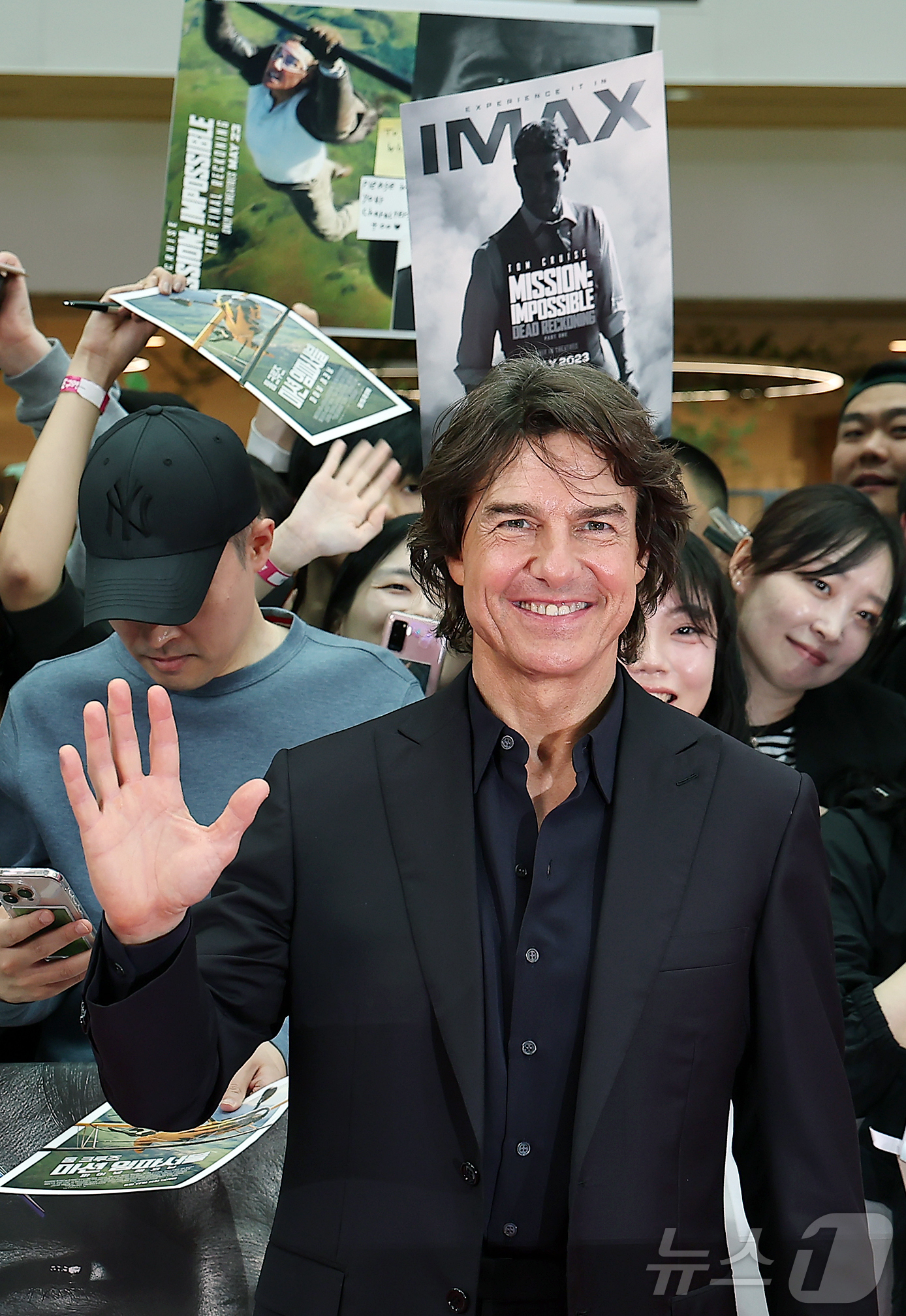 (서울=뉴스1) 김진환 기자 = 할리우드 배우 톰 크루즈가 8일 오후 서울 송파구 롯데월드 아이스링크에서 열린 영화 '미션 임파서블: 파이널 ‘레코딩 레드카펫 행사에서 포즈를 취하 …