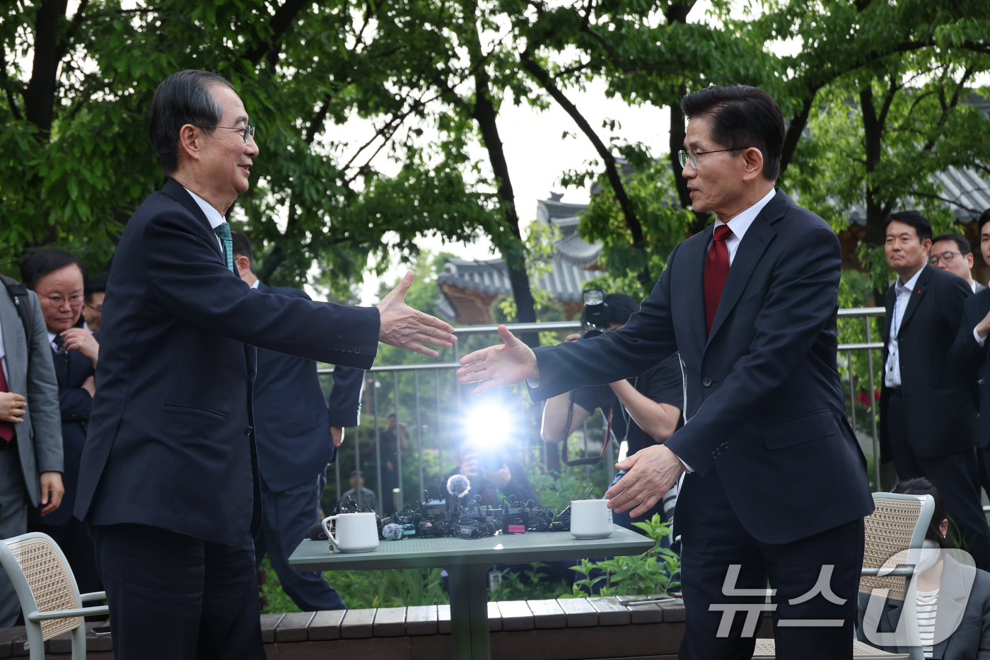 (서울=뉴스1) 안은나 기자 = 김문수 국민의힘 대통령 후보와 한덕수 무소속 대선 예비후보가 8일 오후 서울 여의도 국회 강변서재에서 '후보 단일화' 회동을 마친 뒤 악수를 나누고 …
