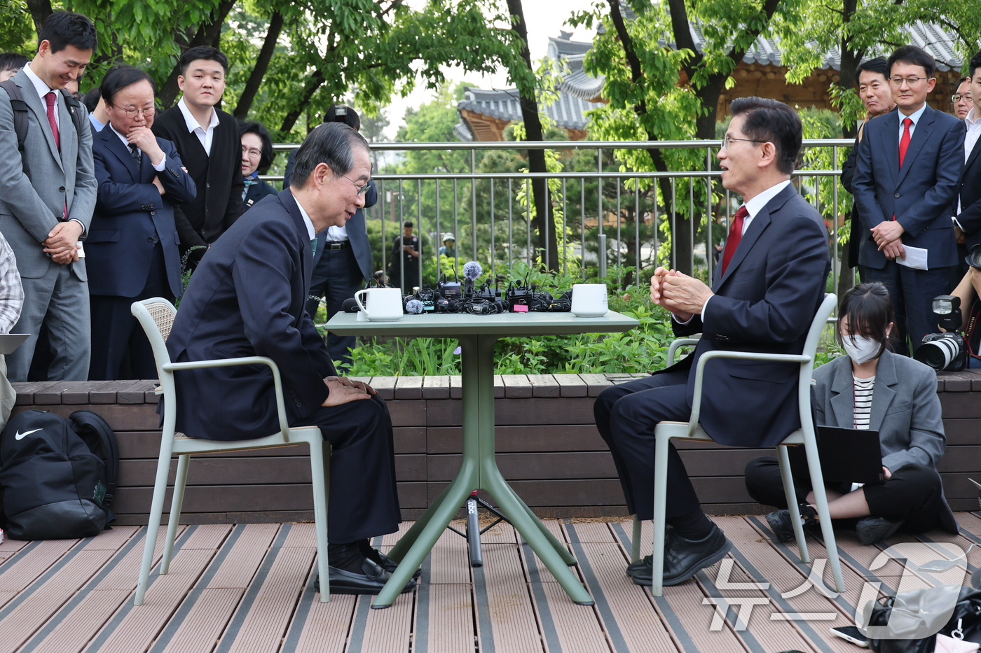 (서울=뉴스1) 안은나 기자 = 김문수 국민의힘 대통령 후보와 한덕수 무소속 대선 예비후보가 8일 오후 서울 여의도 국회 강변서재에서 '후보 단일화' 회동을 하고 있다. 2025. …