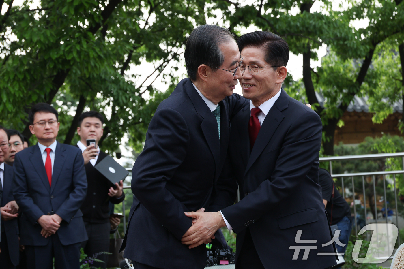 (서울=뉴스1) 안은나 기자 = 김문수 국민의힘 대통령 후보와 한덕수 무소속 대선 예비후보가 8일 오후 서울 여의도 국회 강변서재에서 후보 단일화 관련 공개 회동을 마친 후 인사하 …