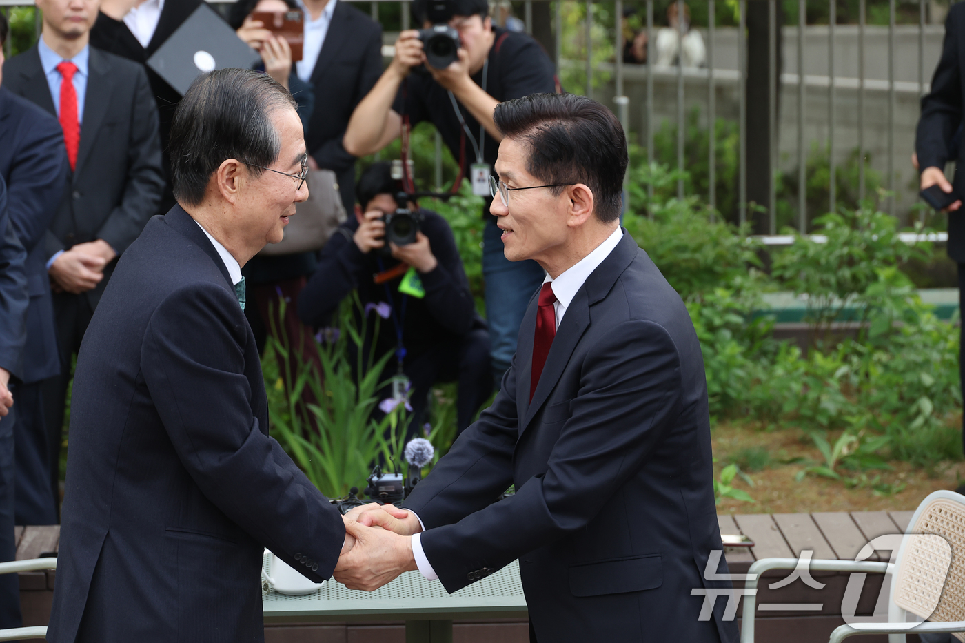 (서울=뉴스1) 안은나 기자 = 김문수 국민의힘 대통령 후보와 한덕수 무소속 대선 예비후보가 8일 오후 서울 여의도 국회 강변서재에서 '후보 단일화' 회동을 마친 뒤 악수를 나누고 …