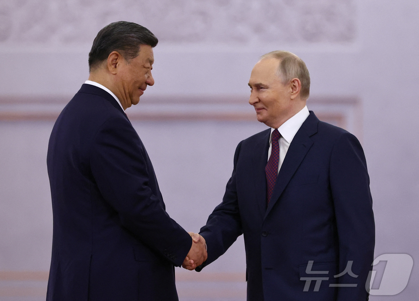 (모스크바 로이터=뉴스1) 강민경 기자 = 시진핑 중국 국가주석(왼쪽)이 8일 모스크바 크렘린궁을 방문해 블라디미르 푸틴 러시아 대통령과 악수를 나누고 있다. 2025.5.8ⓒ 로 …