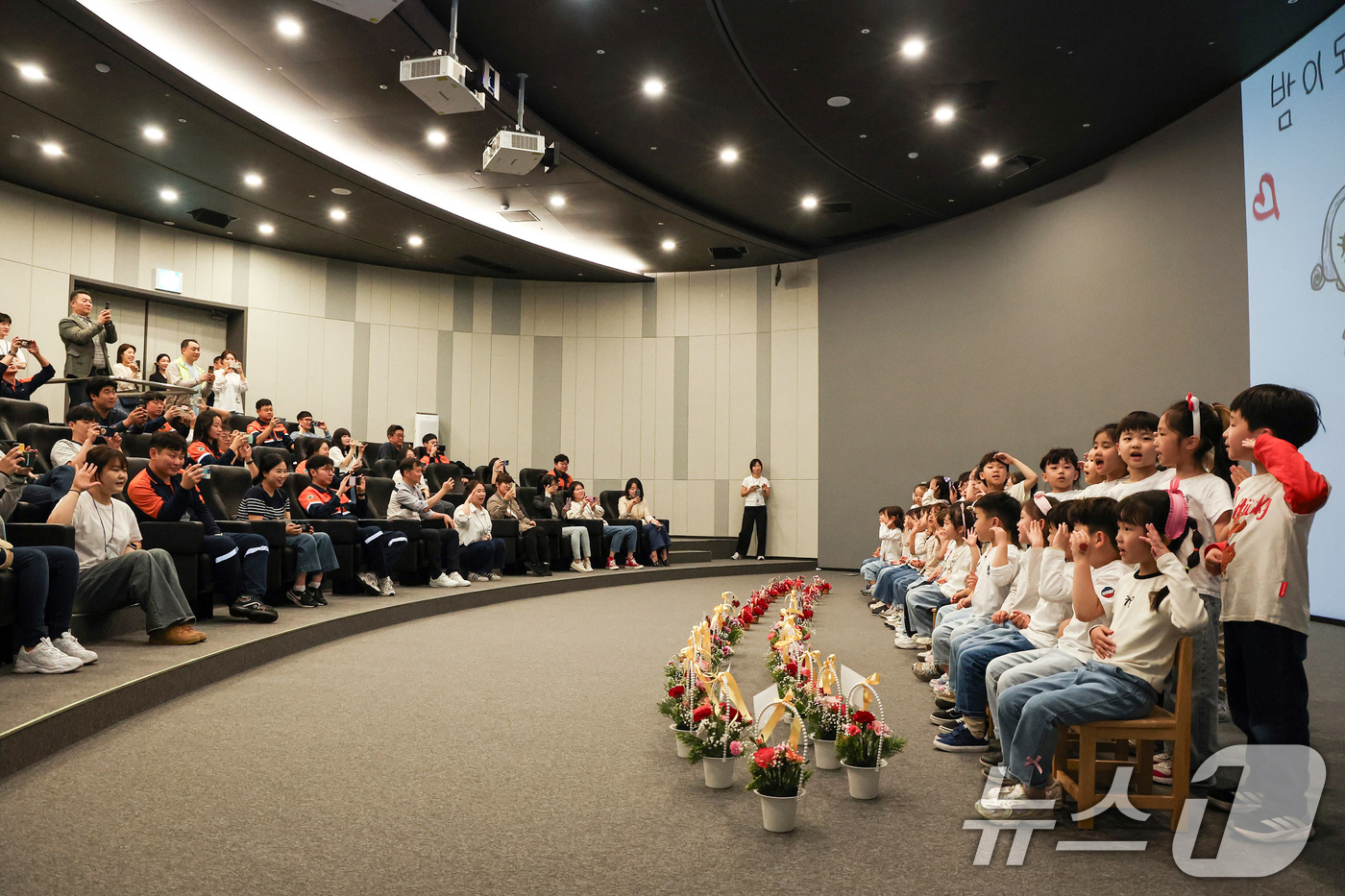 (포항=뉴스1) 최창호 기자 = 어버이날인 8일 포스코지곡,동촌어린이집 5세반 원아들이 부모님과 함께 'Park 1533'에서 엄마, 아빠가 어떤 일을 하시는지 견학한 후 직접 만 …