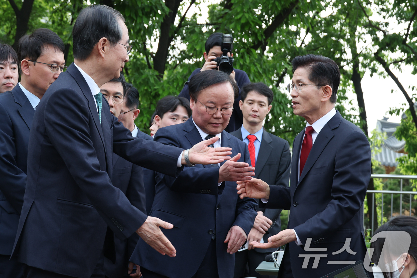 (서울=뉴스1) 안은나 기자 = 김문수 국민의힘 대통령 후보와 한덕수 무소속 대선 예비후보가 8일 오후 서울 여의도 국회 강변서재에서 '후보 단일화' 회동을 마친 후 백브리핑을 서 …