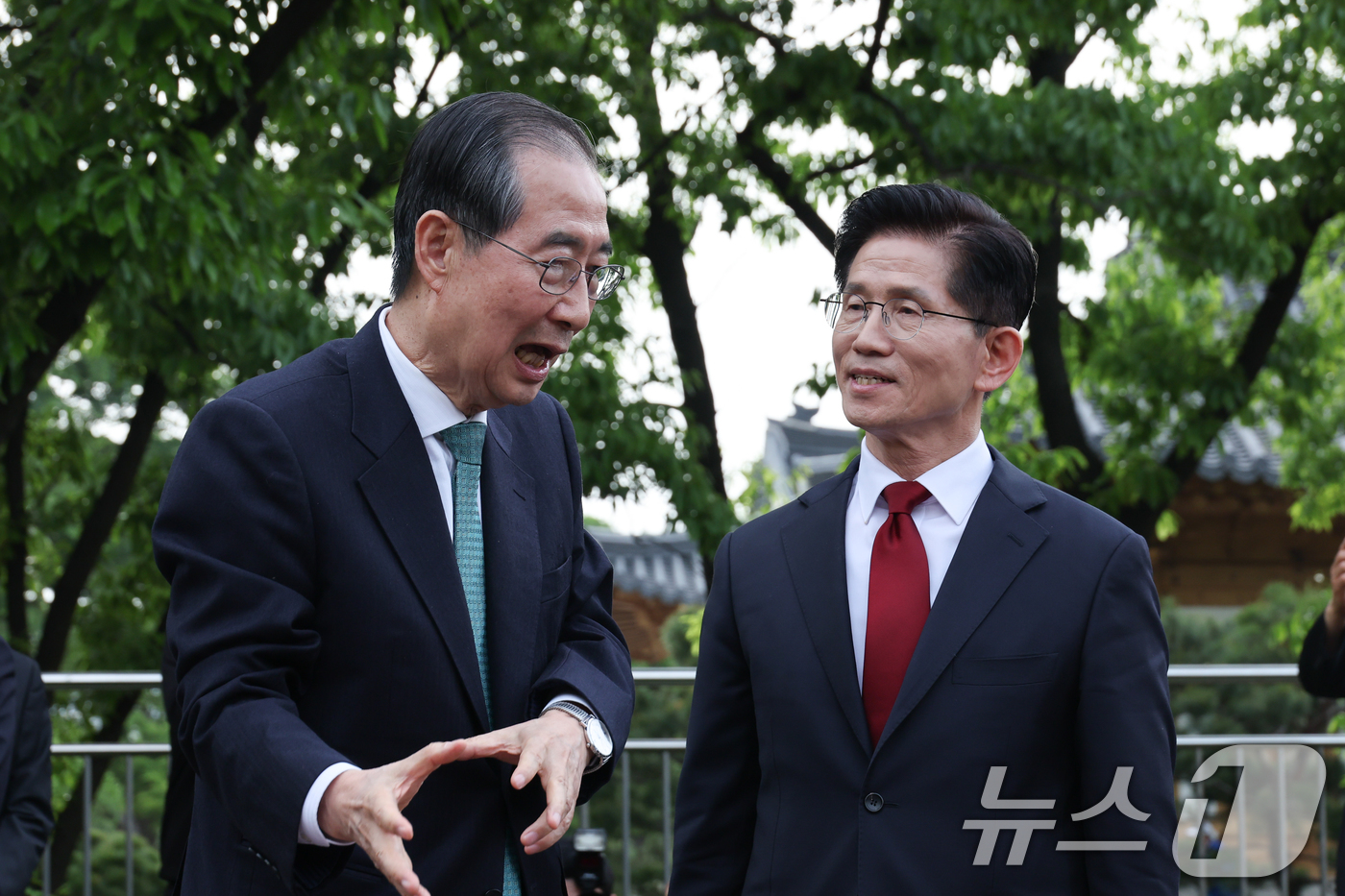 (서울=뉴스1) 안은나 기자 = 김문수 국민의힘 대통령 후보와 한덕수 무소속 대선 예비후보가 8일 오후 서울 여의도 국회 강변서재에서 후보 단일화 관련 공개 회동을 마친 후 인사하 …