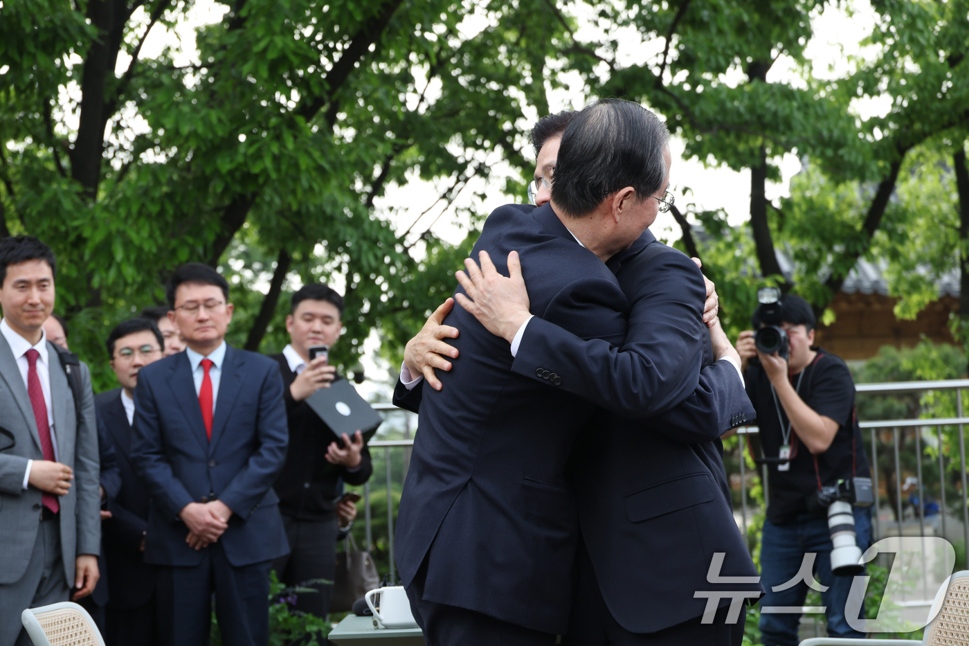 (서울=뉴스1) 안은나 기자 = 김문수 국민의힘 대통령 후보와 한덕수 무소속 대선 예비후보가 8일 오후 서울 여의도 국회 강변서재에서 후보 단일화 관련 공개 회동을 마친 후 포옹하 …