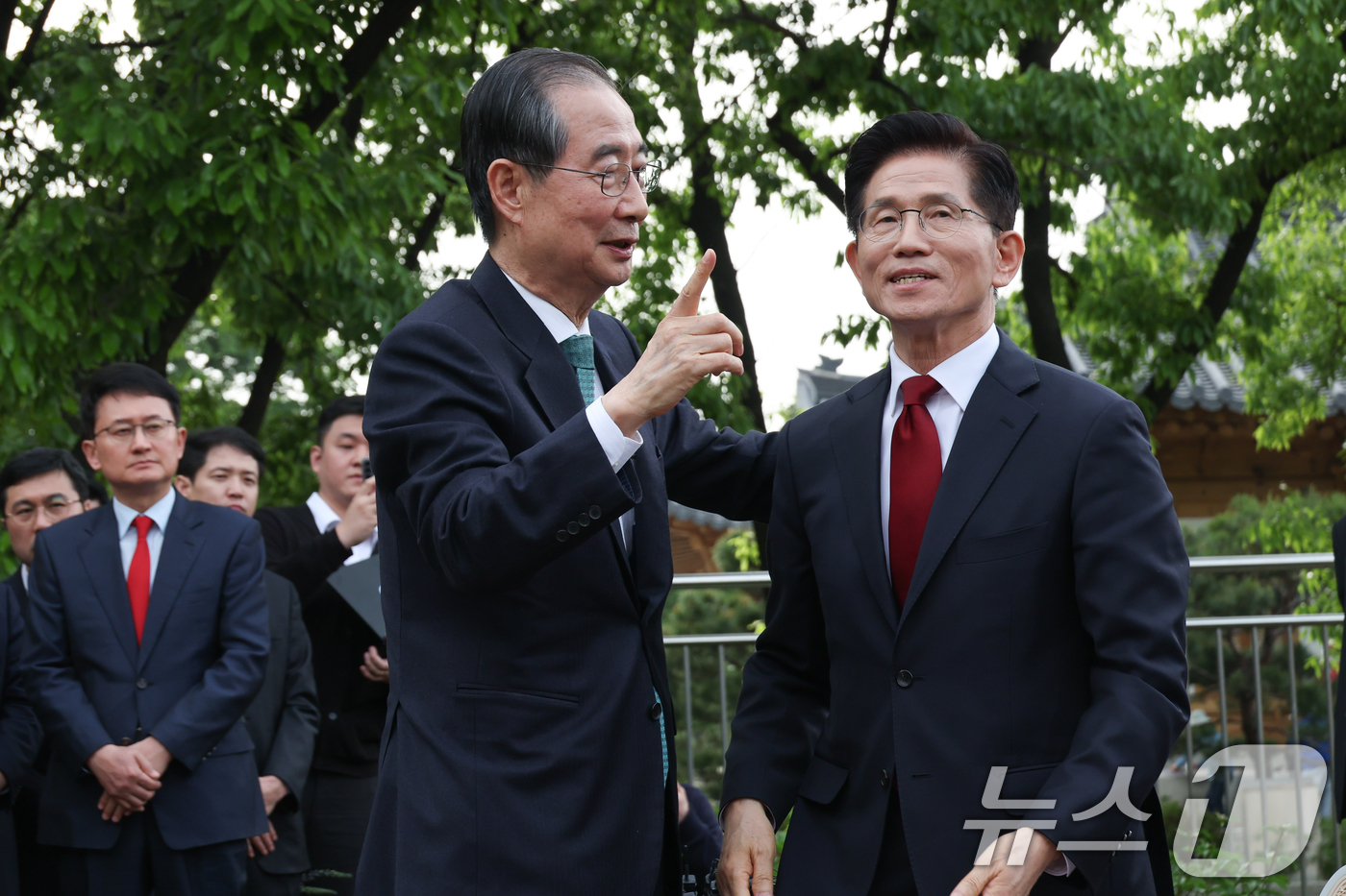 (서울=뉴스1) 안은나 기자 = 김문수 국민의힘 대통령 후보와 한덕수 무소속 대선 예비후보가 8일 오후 서울 여의도 국회 강변서재에서 후보 단일화 관련 공개 회동을 마친 후 인사하 …