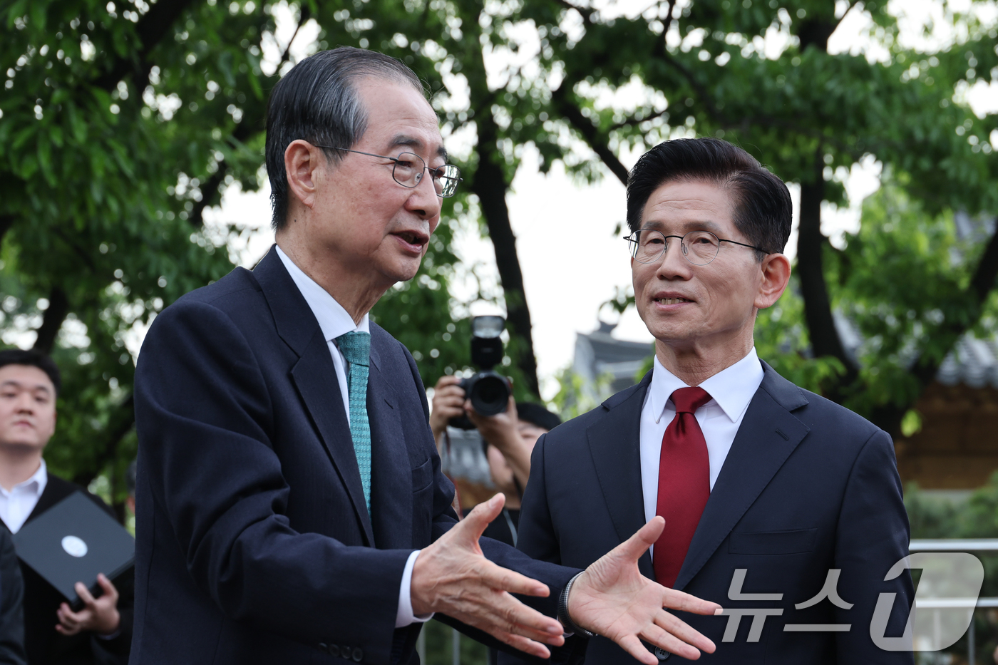 (서울=뉴스1) 안은나 기자 = 김문수 국민의힘 대통령 후보와 한덕수 무소속 대선 예비후보가 8일 오후 서울 여의도 국회 강변서재에서 후보 단일화 관련 공개 회동을 마친 후 인사하 …