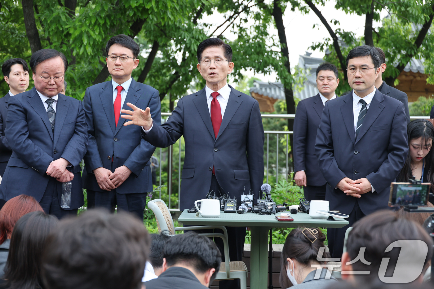 (서울=뉴스1) 안은나 기자 = 김문수 국민의힘 대통령 후보가 8일 오후 서울 여의도 국회 강변서재에서 한덕수 무소속 대선 예비후보와 후보 단일화 관련 공개 회동을 마친 후 백브리 …