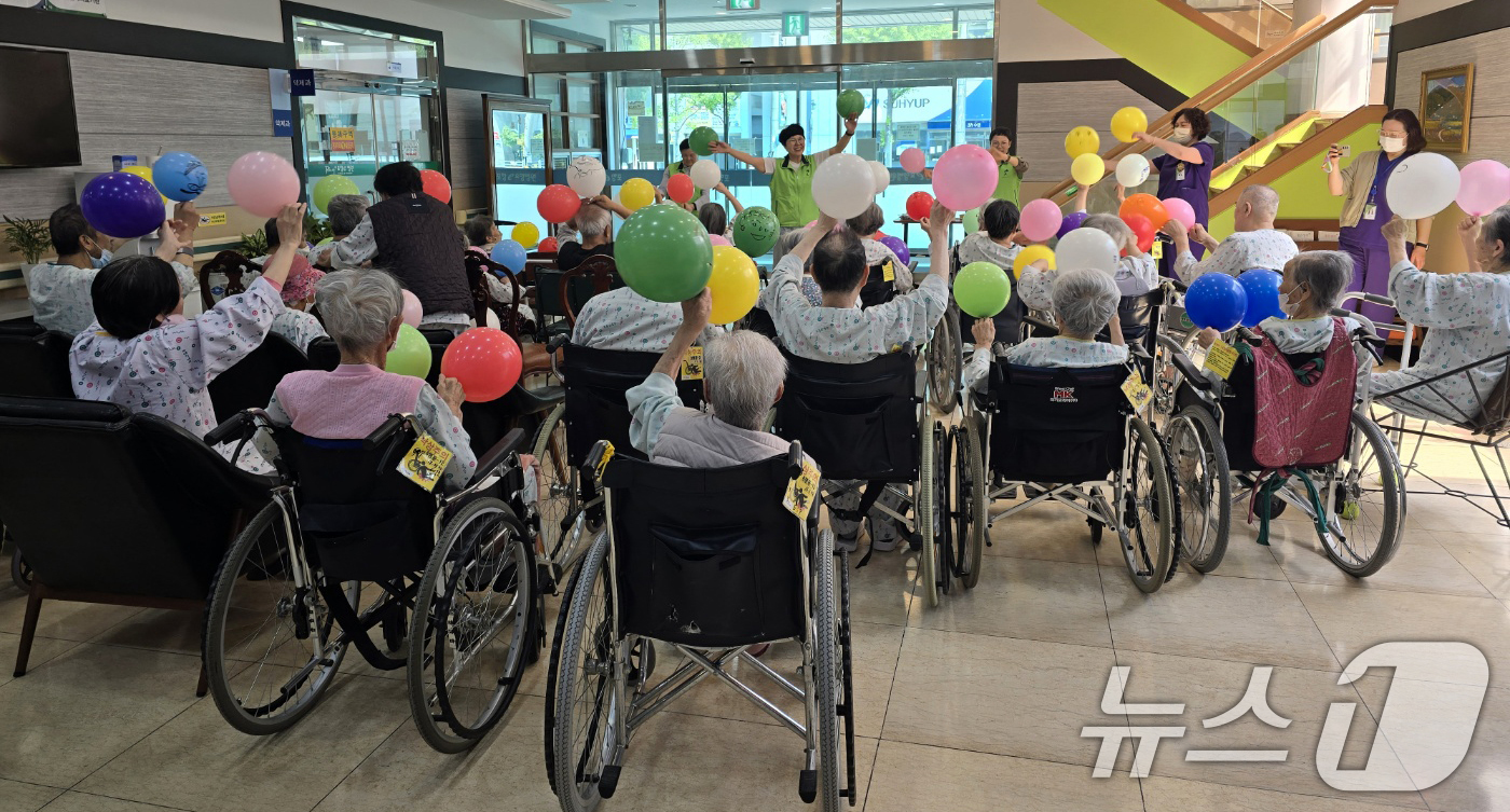 (포항=뉴스1) 최창호 기자 = 어버이날인 8일 경북 포항 e요양병원 (병원장 이재원)은 병원 로비에서 입원환자 50여명을 대상으로 풍선놀이 위문 공연으로 사랑을 전달했다. (포항 …