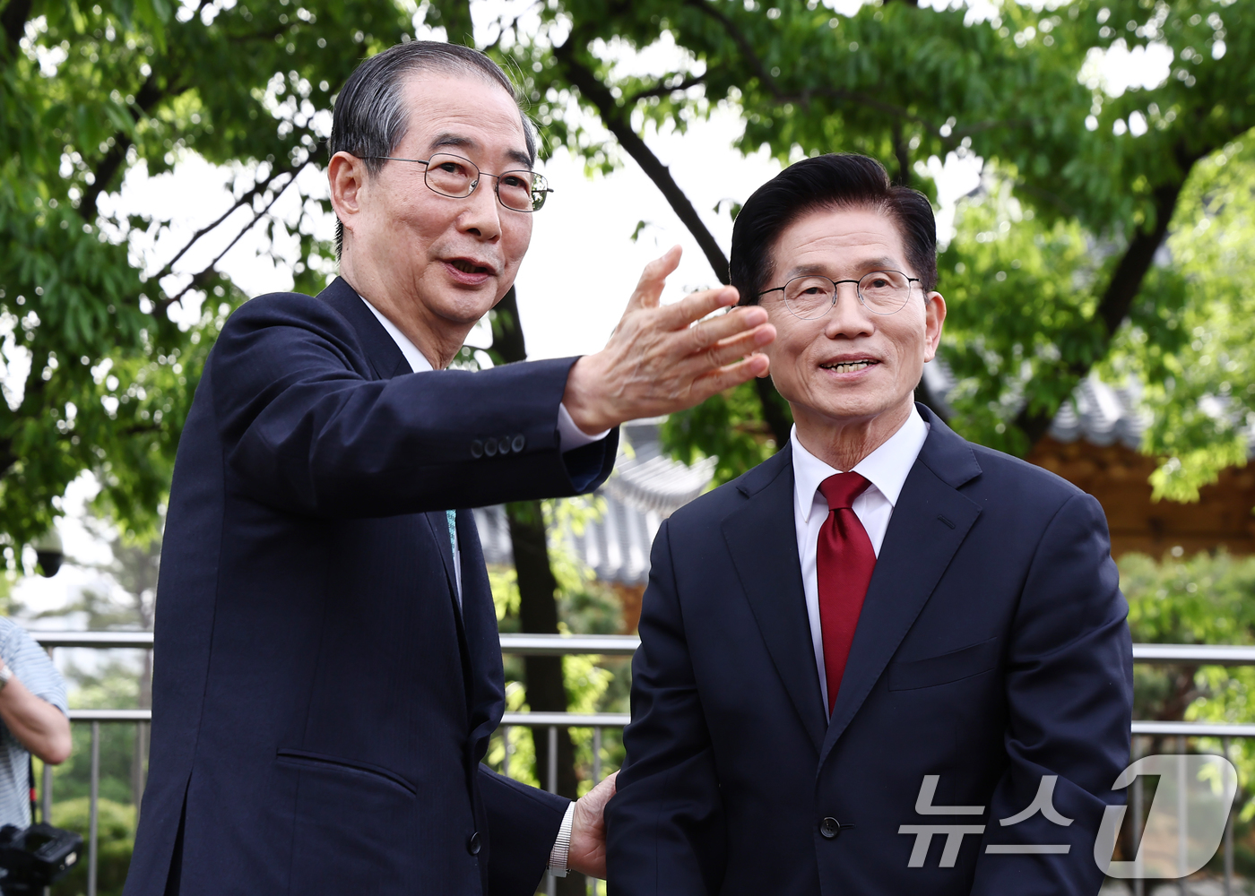 (서울=뉴스1) 김민지 기자 = 김문수 국민의힘 대통령 후보(오른쪽)와 한덕수 무소속 대선 예비후보가 8일 서울 국회 사랑재에 위치한 커피숍에서 후보 단일화 관련 회동을 하고 있다 …