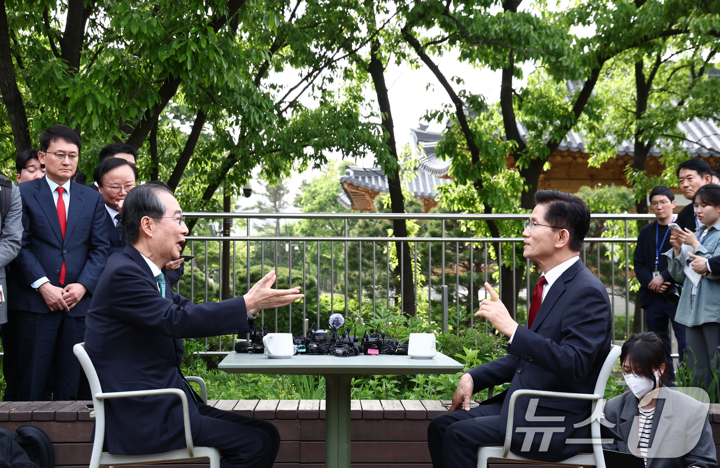 (서울=뉴스1) 김민지 기자 = 김문수 국민의힘 대통령 후보(오른쪽)와 한덕수 무소속 대선 예비후보가 8일 서울 국회 사랑재에 위치한 커피숍에서 후보 단일화 관련 회동을 하고 있다 …