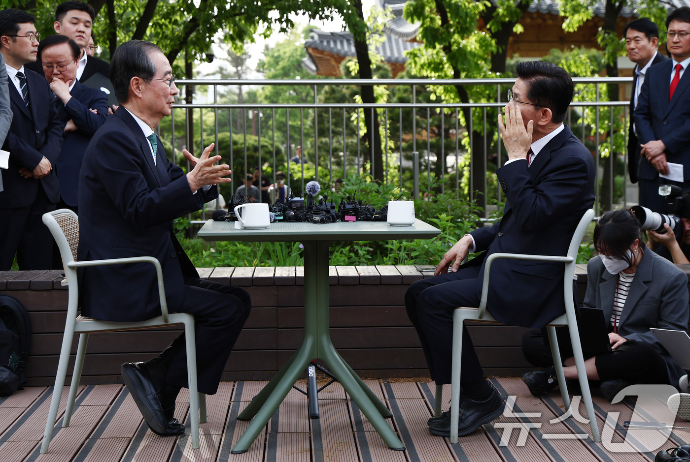 (서울=뉴스1) 김민지 기자 = 김문수 국민의힘 대통령 후보(오른쪽)와 한덕수 무소속 대선 예비후보가 8일 서울 국회 사랑재에 위치한 커피숍에서 후보 단일화 관련 회동을 하고 있다 …