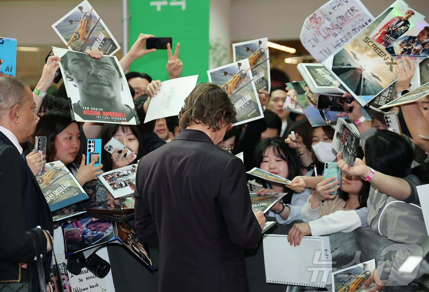 (서울=뉴스1) 김진환 기자 = 할리우드 배우 톰 크루즈가 8일 오후 서울 송파구 롯데월드 아이스링크에서 열린 영화 '미션 임파서블: 파이널 ‘레코딩 레드카펫 행사에서 팬들에게 사 …