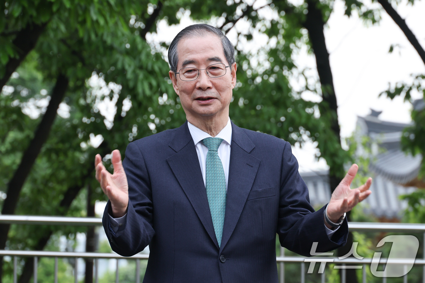 (서울=뉴스1) 안은나 기자 = 한덕수 무소속 대선 예비후보가 8일 오후 서울 여의도 국회 강변서재에서 김문수 국민의힘 대통령 후보와 후보 단일화 관련 1:1 공개 회동을 마친 후 …