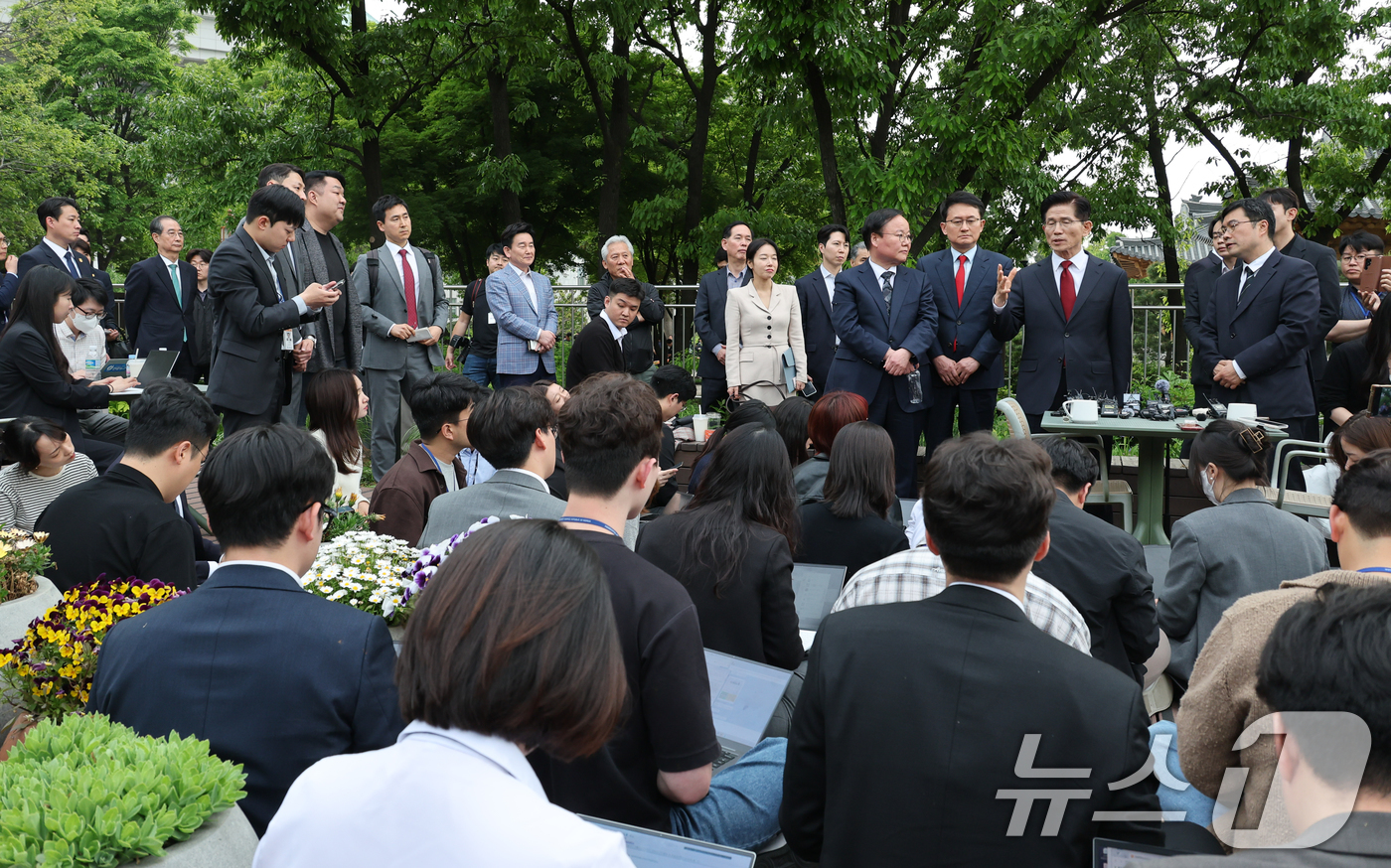 (서울=뉴스1) 안은나 기자 = 한덕수 무소속 대선 예비후보(왼쪽 두번째)가 8일 오후 서울 여의도 국회 강변서재에서 김문수 국민의힘 대통령 후보와 후보 단일화 관련 1:1 공개 …