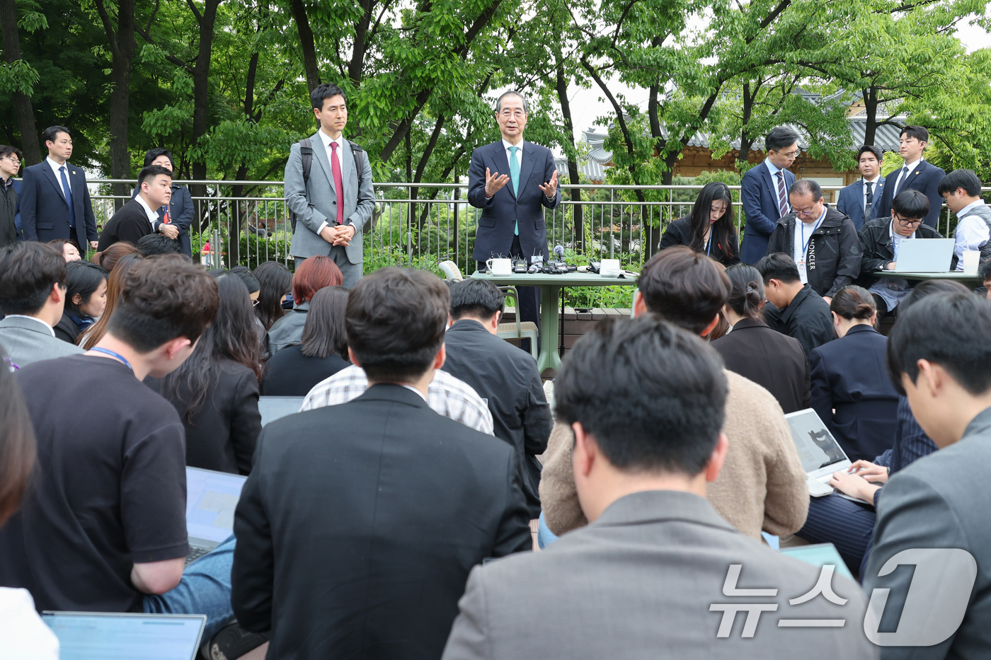(서울=뉴스1) 안은나 기자 = 한덕수 무소속 대선 예비후보가 8일 오후 서울 여의도 국회 강변서재에서 김문수 국민의힘 대통령 후보와 후보 단일화 관련 1:1 공개 회동을 마친 후 …
