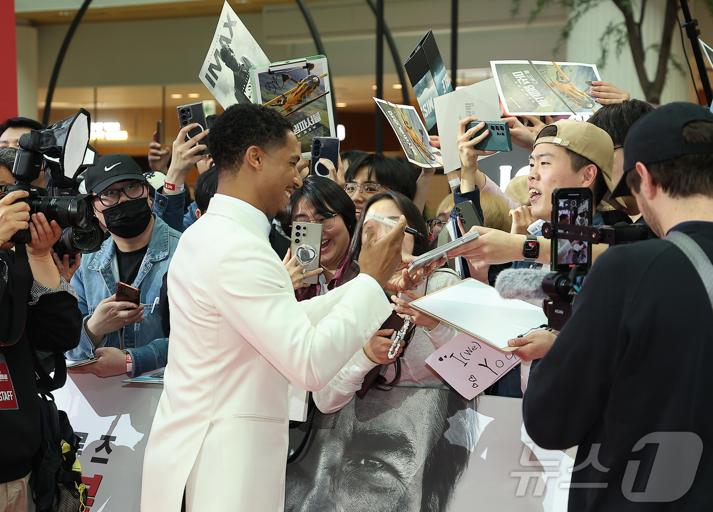 (서울=뉴스1) 김진환 기자 = 할리우드 배우 그렉 타잔 데이비스가 8일 오후 서울 송파구 롯데월드 아이스링크에서 열린 영화 '미션 임파서블: 파이널 ‘레코딩 레드카펫 행사에서 팬 …