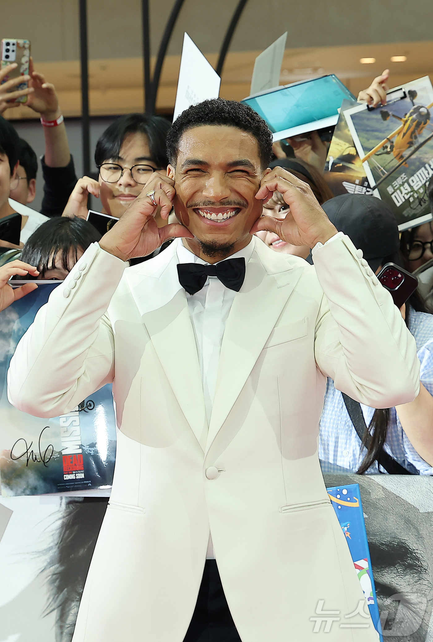 (서울=뉴스1) 김진환 기자 = 할리우드 배우 그렉 타잔 데이비스가 8일 오후 서울 송파구 롯데월드 아이스링크에서 열린 영화 '미션 임파서블: 파이널 ‘레코딩 레드카펫 행사에서 팬 …