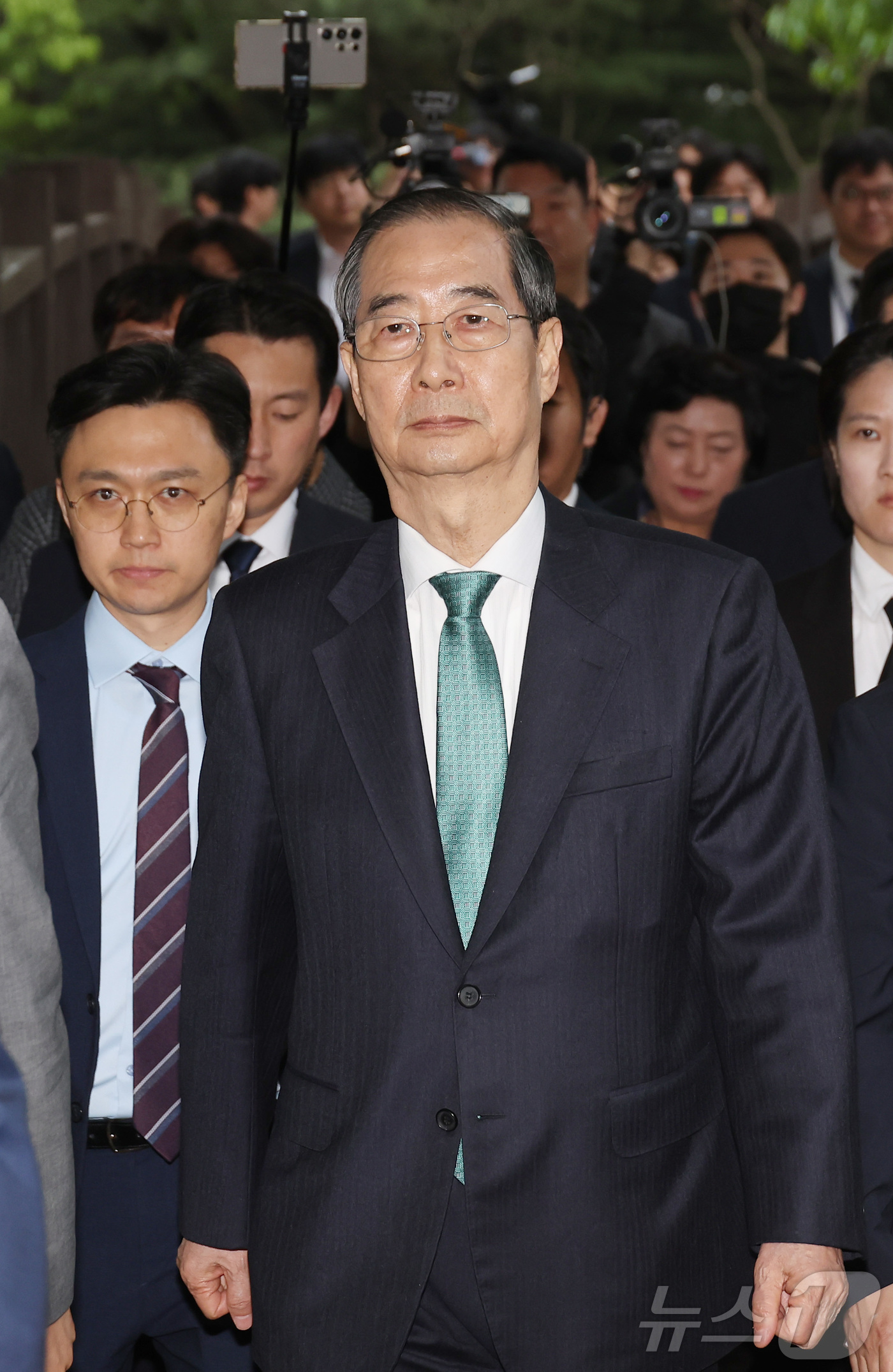 (서울=뉴스1) 김민지 기자 = 한덕수 무소속 대선 예비후보가 8일 서울 국회 사랑재에 위치한 커피숍에서 국민의힘 김문수 대선후보와 후보 단일화 관련 회동을 마치고 나오고 있다. …