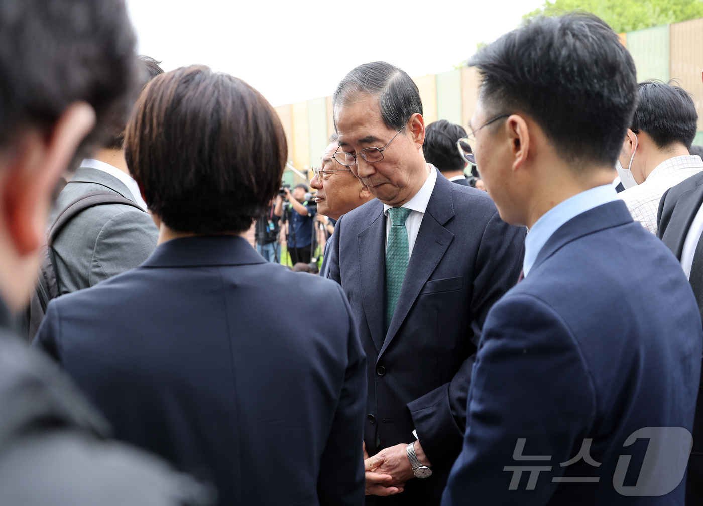 (서울=뉴스1) 김민지 기자 = 한덕수 무소속 대선 예비후보가 8일 서울 국회 사랑재에 위치한 커피숍에서 국민의힘 김문수 대선후보와 후보 단일화 관련 회동을 마친 후 생각에 잠겨 …