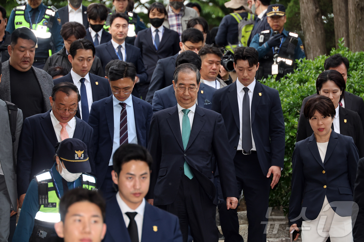 (서울=뉴스1) 김민지 기자 = 한덕수 무소속 대선 예비후보가 8일 서울 국회 사랑재에 위치한 커피숍에서 국민의힘 김문수 대선후보와 후보 단일화 관련 회동을 마치고 나오고 있다. …