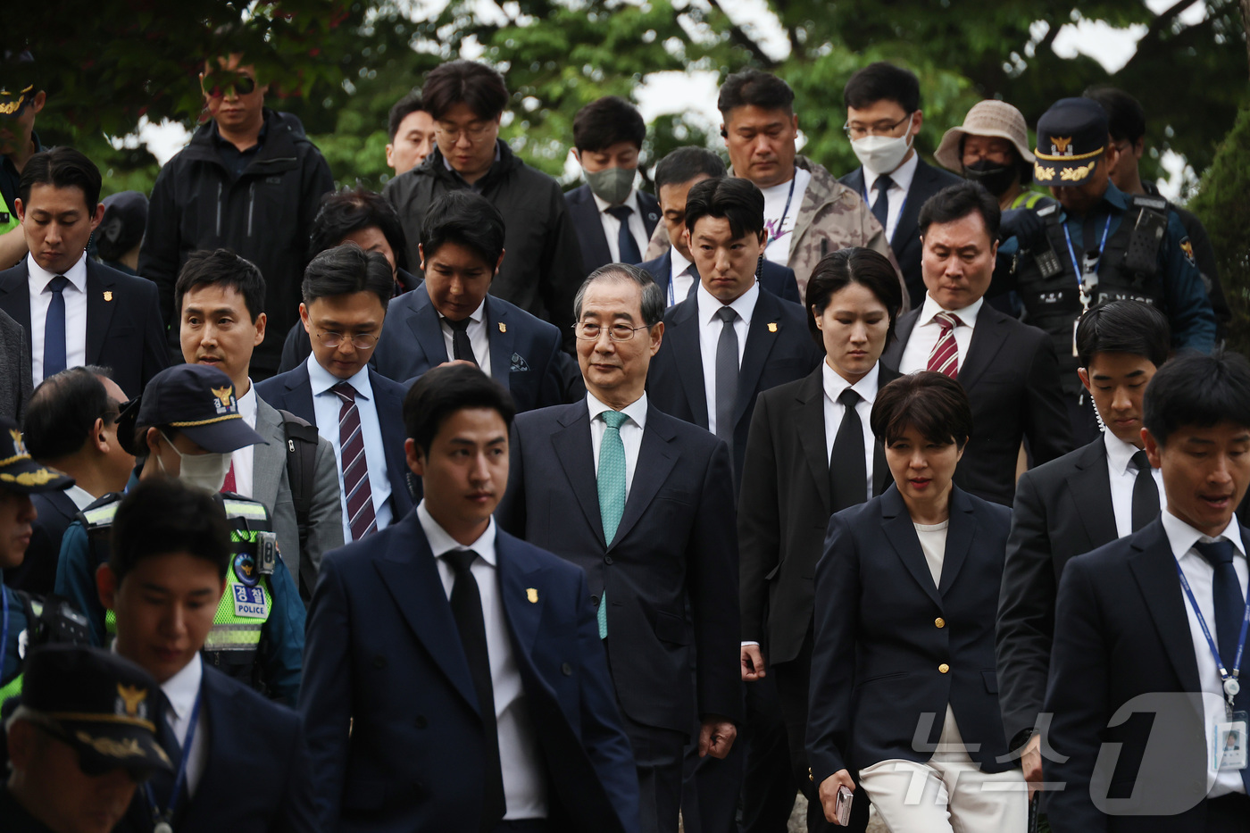 (서울=뉴스1) 김민지 기자 = 한덕수 무소속 대선 예비후보가 8일 서울 국회 사랑재에 위치한 커피숍에서 국민의힘 김문수 대선후보와 후보 단일화 관련 회동을 마치고 나오고 있다. …
