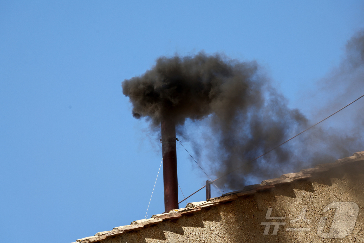 (바티칸 로이터=뉴스1) 강민경 기자 = 바티칸 시스티나 성당 굴뚝에서 8일 오전 교황 선출 불발을 알리는 검은 연기가 피어오르고 있다. 2025.5.8ⓒ 로이터=뉴스1