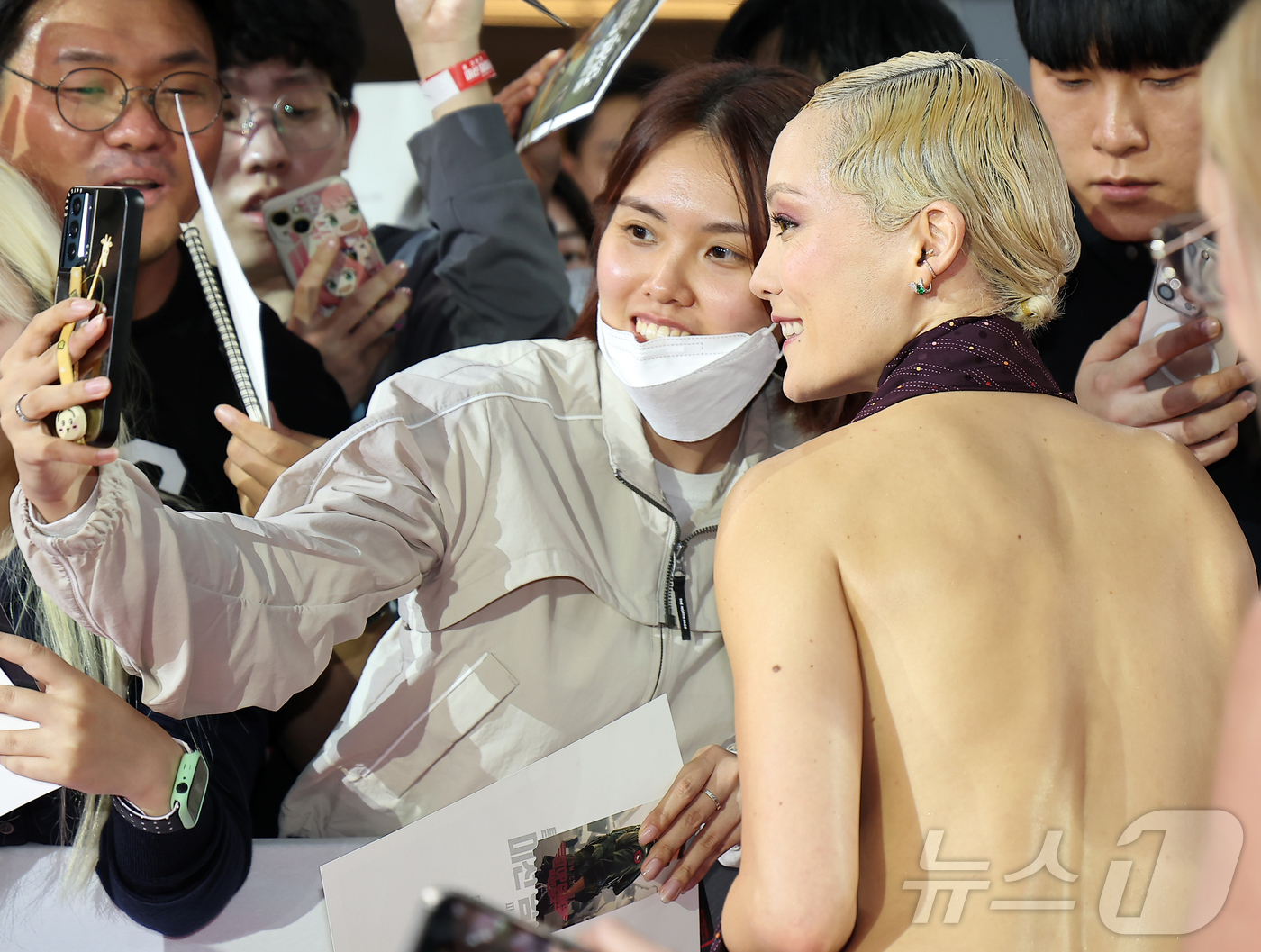 (서울=뉴스1) 김진환 기자 = 할리우드 배우 폼 크레멘티에프가 8일 오후 서울 송파구 롯데월드 아이스링크에서 열린 영화 '미션 임파서블: 파이널 ‘레코딩 레드카펫 행사에서 한 여 …