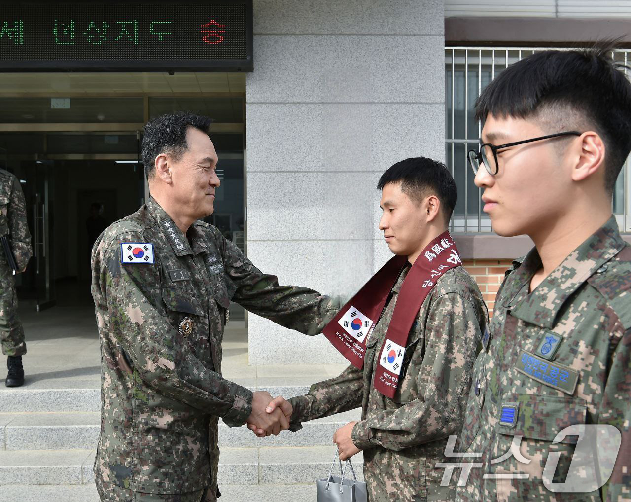 (서울=뉴스1) 민경석 기자 = 김명수 합참의장이 8일 충남 서산 공군 20전투비행단을 방문해 비행대대 장병들을 격려하고 있다.(합참 제공. 재판매 및 DB 금지) 2025.5.8 …