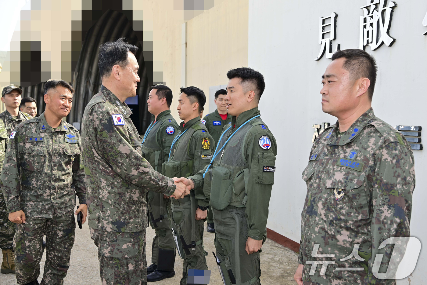 (서울=뉴스1) 민경석 기자 = 김명수 합참의장이 8일 충남 서산 공군 20전투비행단을 방문해 조종사와 정비사, 무장사를 격려하고 있다.(합참 제공. 재판매 및 DB 금지) 202 …